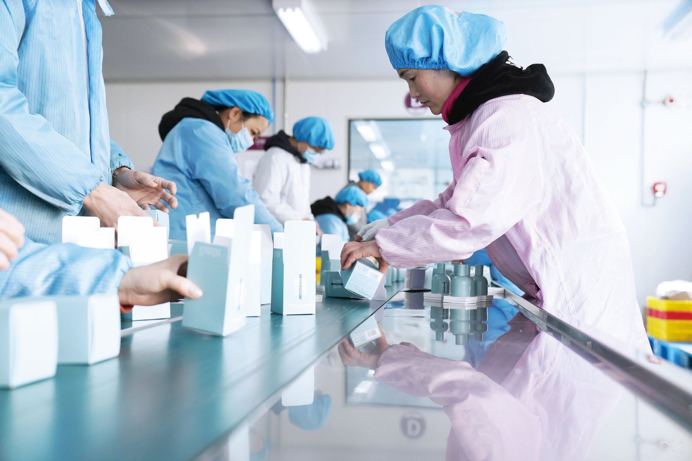 Packing team in the clean workshop of the YFF plant